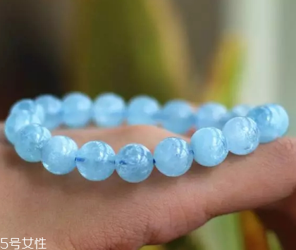 海藍(lán)寶會(huì)越戴越藍(lán)嗎？神奇的海水寶石