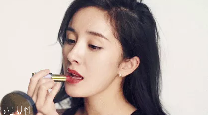 中年女性如何挑選口紅色號？帶藍色調(diào)唇色最美