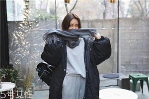 灰色圍巾配什么顏色的衣服好看？來(lái)跟著街拍達(dá)人學(xué)學(xué)