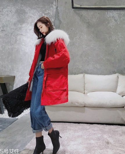 紅色羽絨服搭配什么鞋子？鞋子搭配也是關(guān)鍵