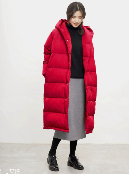 紅色羽絨服搭配什么鞋子？鞋子搭配也是關(guān)鍵