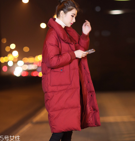 紅色羽絨服里面穿什么？保暖時尚兩不誤