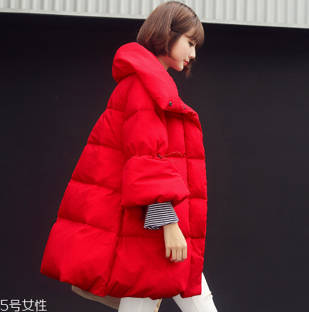 紅色羽絨服里面穿什么？保暖時尚兩不誤