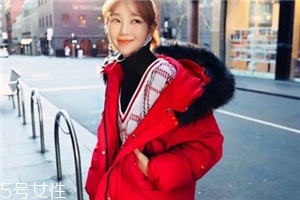 紅色羽絨服里面穿什么？保暖時尚兩不誤