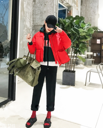紅色羽絨服里面穿什么？保暖時尚兩不誤