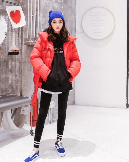 紅色羽絨服里面穿什么？保暖時尚兩不誤