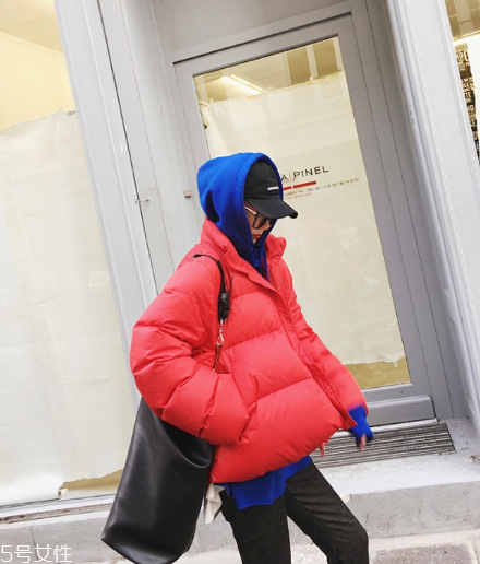 紅色羽絨服里面穿什么？保暖時尚兩不誤
