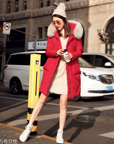 紅色羽絨服里面穿什么？保暖時尚兩不誤