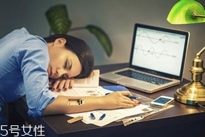 熬夜后吐血是怎么回事？疾病是主因
