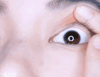 眼影需要卸妝嗎？閃亮海灘眼妝教程