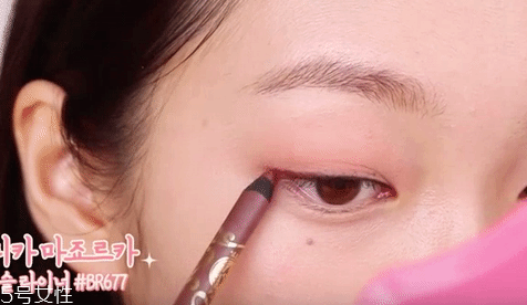 眼影需要卸妝嗎？閃亮海灘眼妝教程