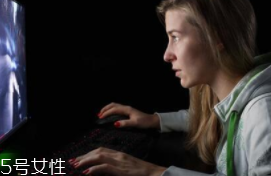 熬夜長膘什么原因？疲勞使人食欲大開