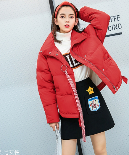 紅色羽絨服搭配什么顏色毛衣？色彩搭配不止黑白灰
