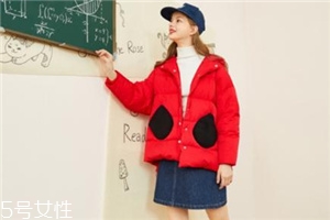 紅色羽絨服搭配什么顏色毛衣？色彩搭配不止黑白灰
