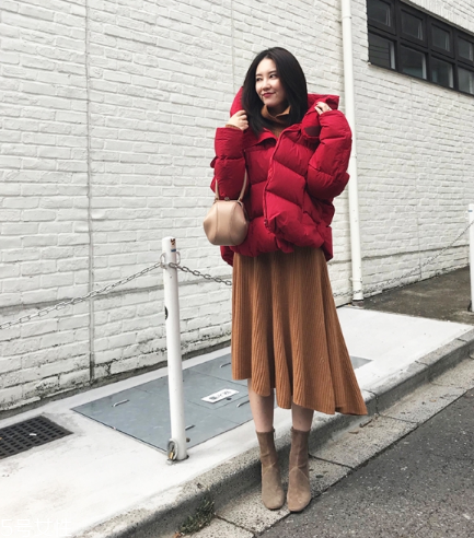 紅色羽絨服搭配什么顏色毛衣？色彩搭配不止黑白灰
