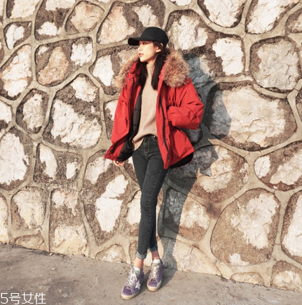 紅色羽絨服搭配什么顏色毛衣？色彩搭配不止黑白灰