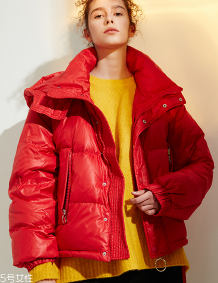 紅色羽絨服搭配什么顏色毛衣？色彩搭配不止黑白灰