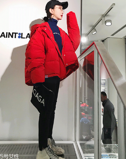 紅色羽絨服搭配什么顏色毛衣？色彩搭配不止黑白灰