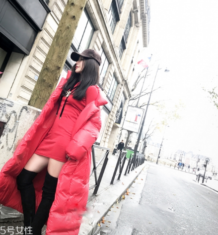 紅色羽絨服搭配什么顏色毛衣？色彩搭配不止黑白灰