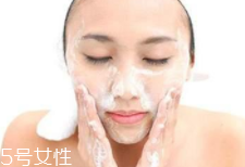 潔面乳和洗面奶是一種產(chǎn)品嗎？洗面奶適合干皮