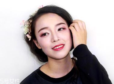 2018秋冬酒紅色眼妝怎么畫？神秘又有女人味的妝容