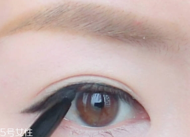 眼線膠筆怎么用？圖解眼線膠筆的畫法