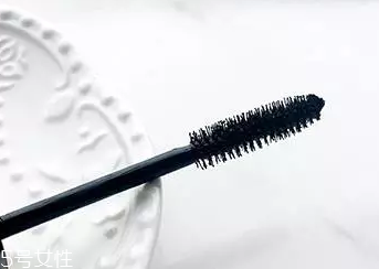 睫毛膏如何避免結(jié)塊？不要z形涂抹