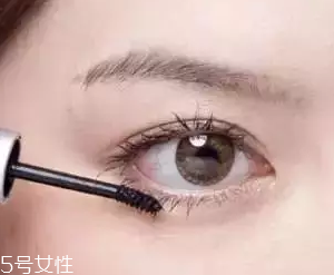 睫毛膏如何避免結(jié)塊？不要z形涂抹