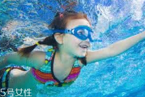 游泳時為什么尿意更重？心理生理雙重原因