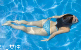 游泳時為什么尿意更重？心理生理雙重原因