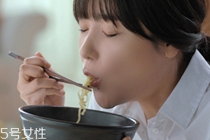 辛拉面多少錢一包？辛拉面價(jià)格有點(diǎn)偏貴