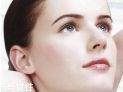 粉底液為什么溶妝？出油稀釋妝容