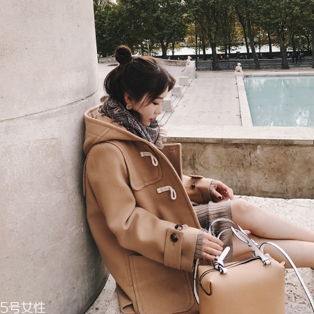 牛角扣大衣配什么褲子？教你穿出最美學(xué)院風(fēng)