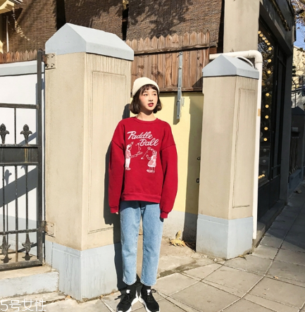 紅色衛(wèi)衣配什么褲子？休閑時尚兩不誤