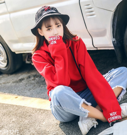 紅色衛(wèi)衣配什么褲子？休閑時尚兩不誤