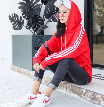 紅色衛(wèi)衣配什么褲子？休閑時尚兩不誤