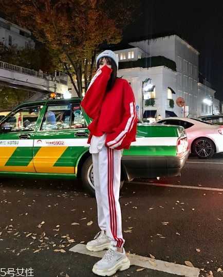 紅色衛(wèi)衣配什么褲子？休閑時尚兩不誤