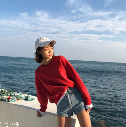 紅色衛(wèi)衣配什么褲子？休閑時尚兩不誤