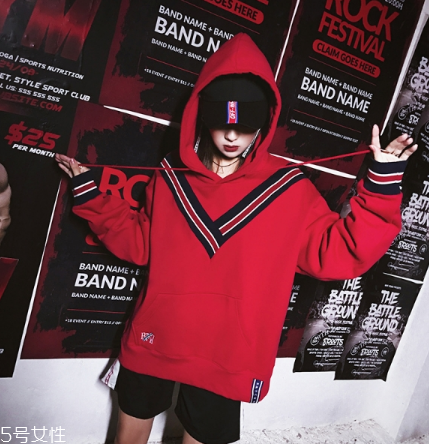 紅色衛(wèi)衣配什么褲子？休閑時尚兩不誤