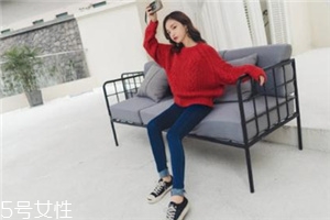 紅色毛衣下面配什么？褲子裙子統(tǒng)統(tǒng)能Hold住