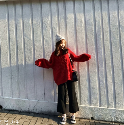紅色毛衣下面配什么？褲子裙子統(tǒng)統(tǒng)能Hold住