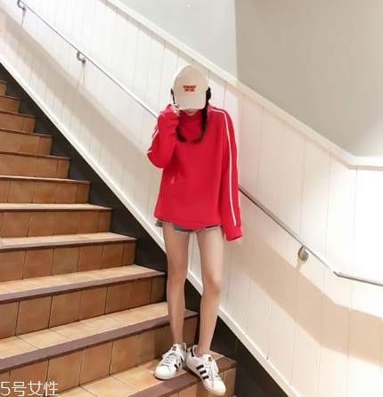 紅色衛(wèi)衣搭配什么鞋子？休閑風時尚風都能駕馭