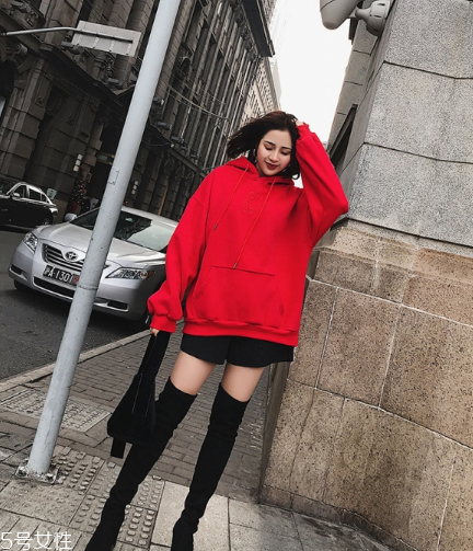 紅色衛(wèi)衣搭配什么鞋子？休閑風時尚風都能駕馭