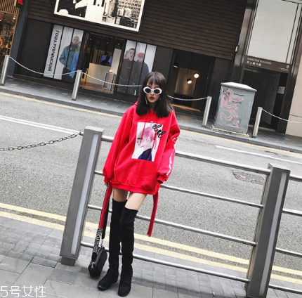 紅色衛(wèi)衣搭配什么鞋子？休閑風時尚風都能駕馭
