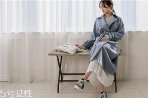呢大衣搭配什么裙子好看？冬天也能萬種風情