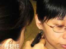 打耳洞必須注意哪些事？耳垂小不要打
