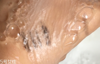 眼唇卸妝液和卸妝油哪個(gè)好？使用的區(qū)域不同