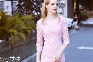 小香風(fēng)連衣裙怎么搭配？給你滿滿的女人味