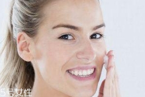 粉底液為什么溶妝？出油稀釋妝容