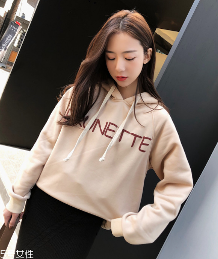衛(wèi)衣買大了怎么辦？這樣穿酷到?jīng)]朋友
